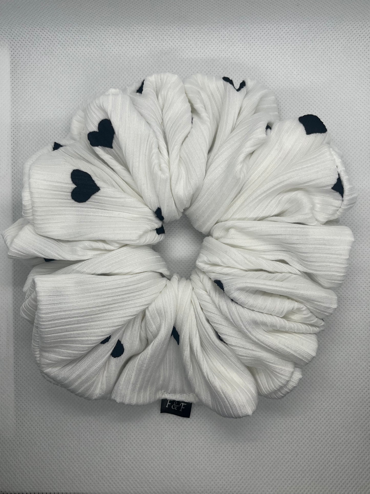 Victoria, XXL scrunchie, White & black hearts