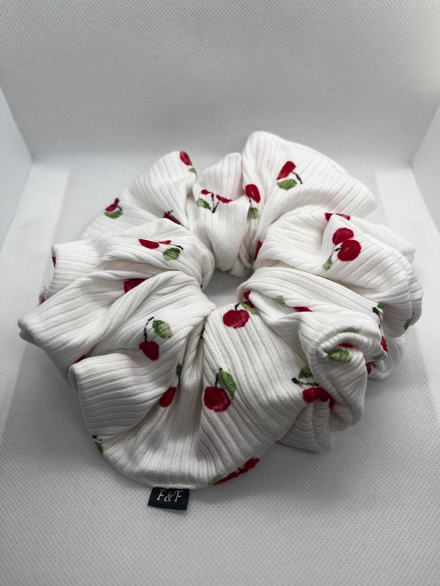 Julia, XXL scrunchie, Cherries
