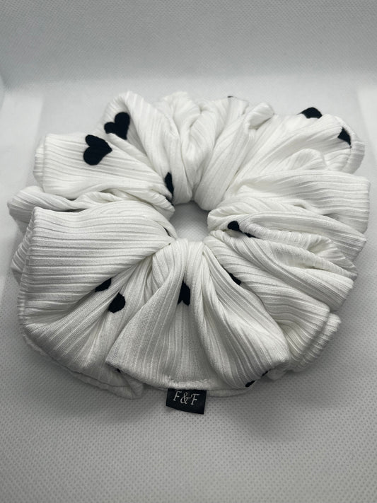 Victoria, XXL scrunchie, White & black hearts